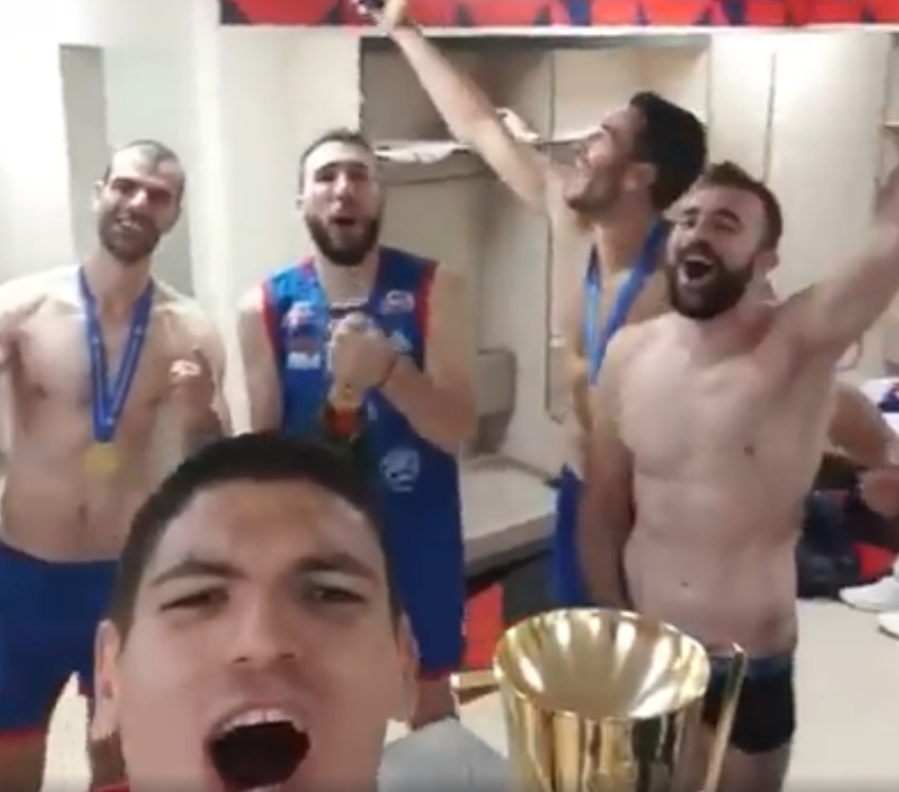 Šampanjac i pesma, polugoli odbojkaši Srbije napravili totalni hoas u svlačionici! (VIDEO)