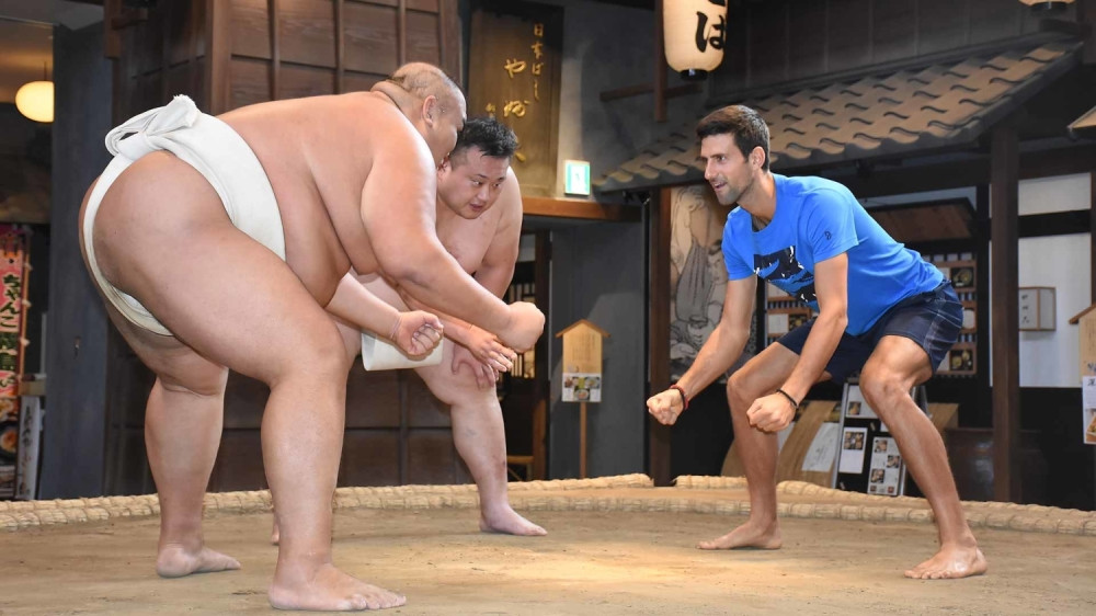 Sumo rvač bacao Đokovića na sve strane, ali ga Srbin na kraju šokirao! Ovo morate pogledati! (FOTO/VIDEO)