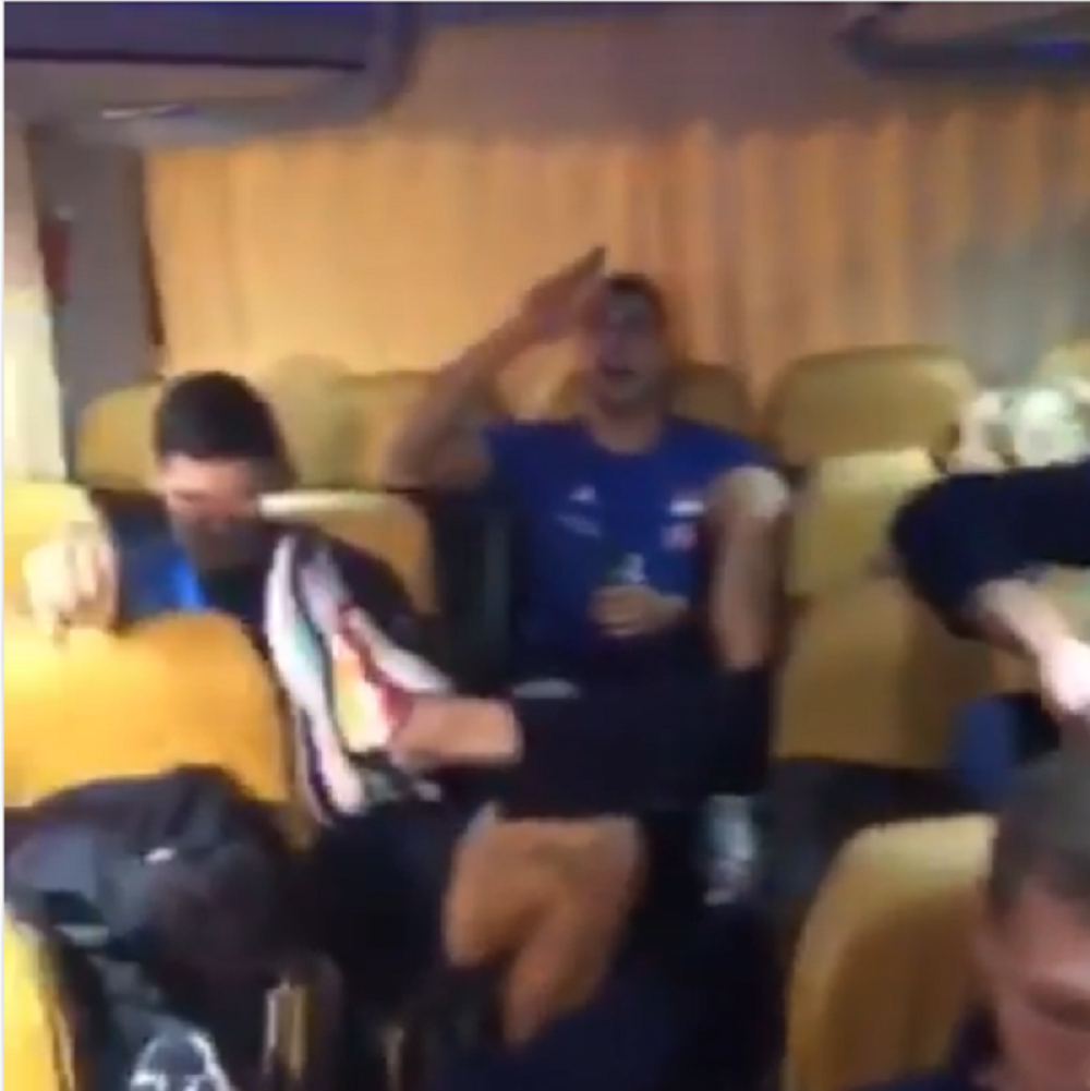 Scene slavlja srpskih odbojkaša iz autobusa od kojih ćete se naježiti! (VIDEO)