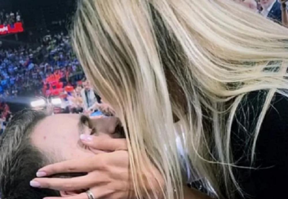 On osvojio evropsko zlato, a atraktivna italijanska odbojkašica njegovo srce! Bacio joj se u zagrljaj odmah posle velikog uspeha! (FOTO)