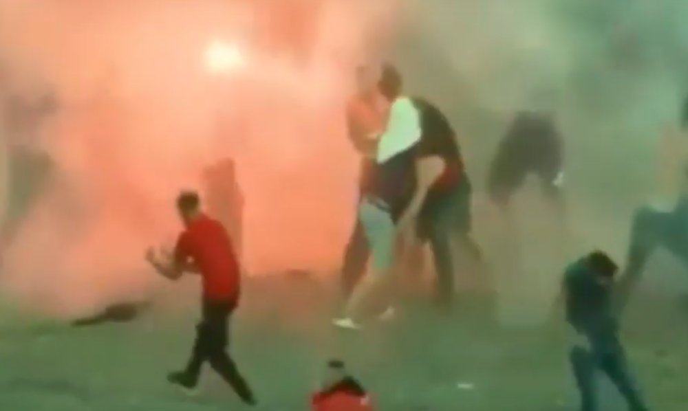 Jezive scene brutalne tuče navijača Partizana i Tirane! Razbijene glave, letele štangle, pljuštali udarci sa svih strana! (VIDEO)