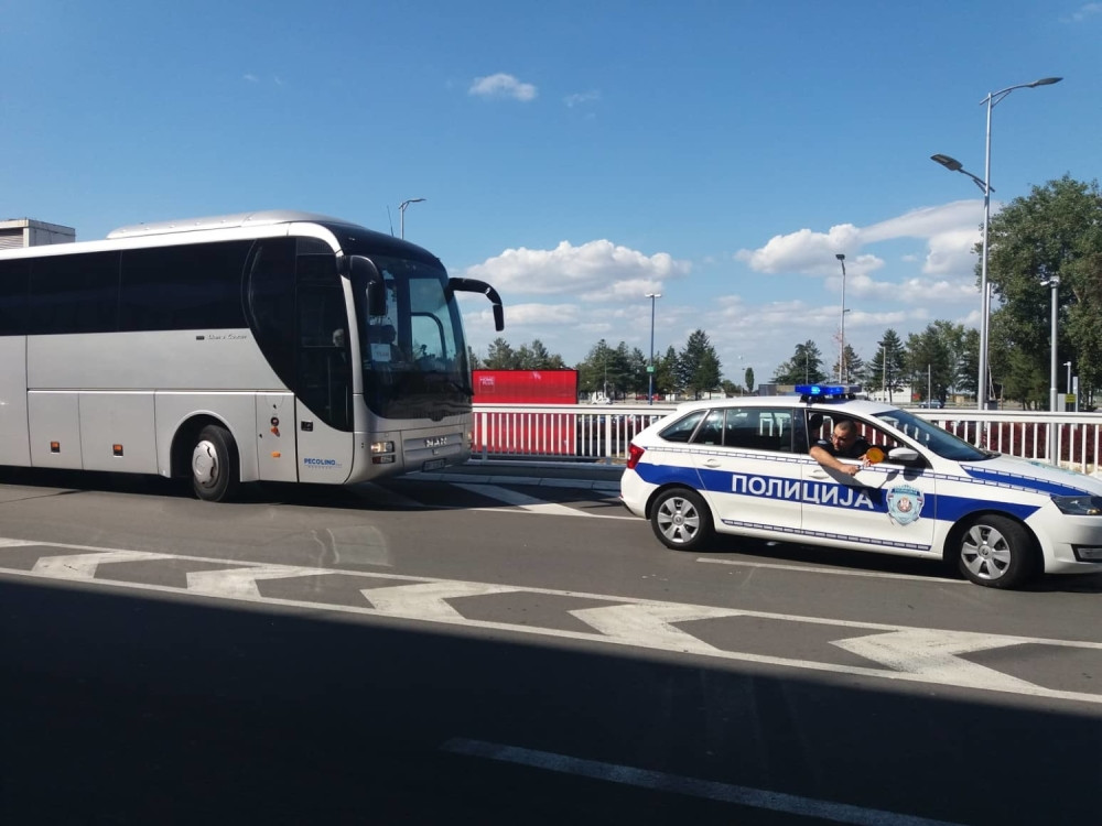 Otac i sin napali vozača autobusa da im je izgubio kofer, šutirali ga, pa pobegli, lekari morali da ga reanimiraju!