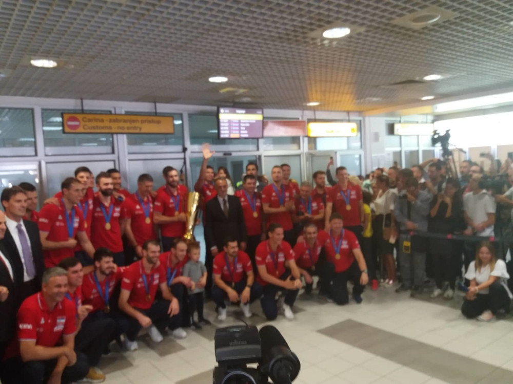 Šampioni Evrope sleteli na aerodrom "Nikola Tesla" u Beogradu! (FOTO/VIDEO)