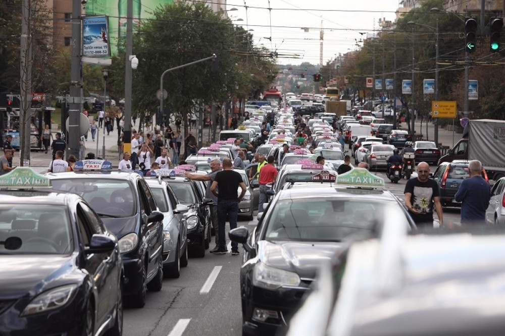 Taksisti blokirali grad, krenuli sa četiri lokacije!