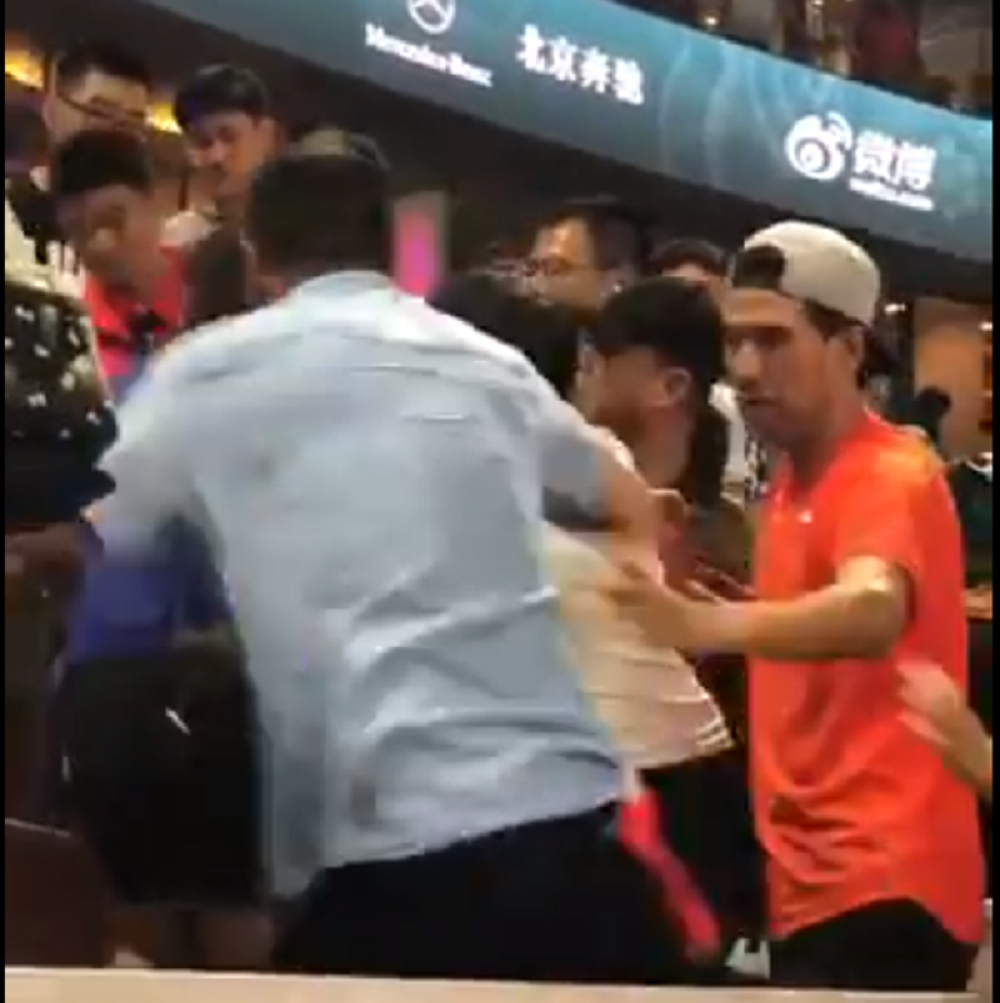 Teniski meč pao u senku brutalne tuče na tribinama (VIDEO)