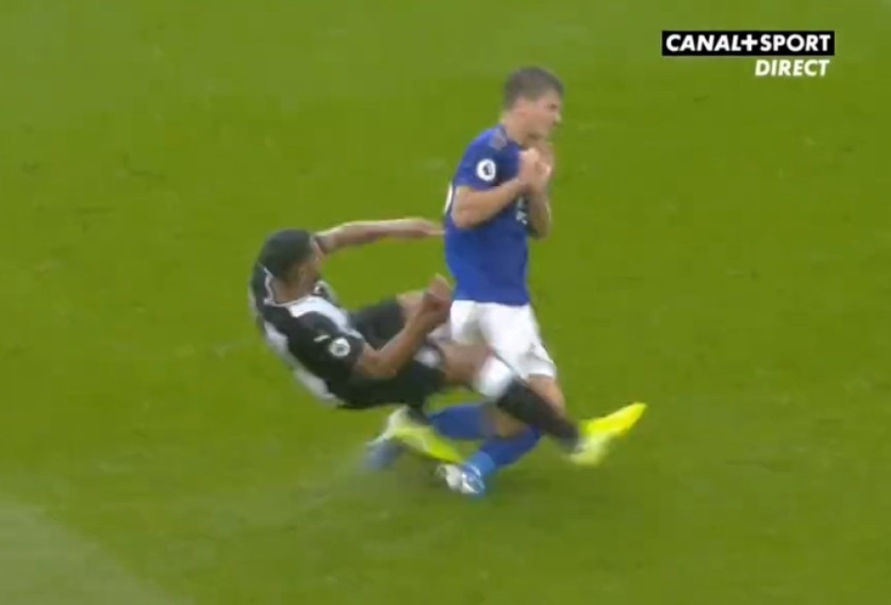 Pokušao da ubije protivničkog igrača na terenu a još mu nije bilo jasno zašto je dobio crveni! Sramno opravdanje njegovog trenera: "Pa nije mu ugrozio život!" (VIDEO)