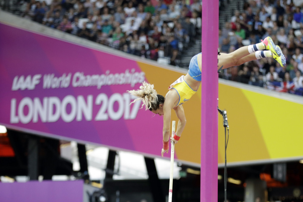 Atletičarki pukla motka prilikom skoka - Nepomično je ležala posle pada, a onda je svima laknulo (VIDEO)