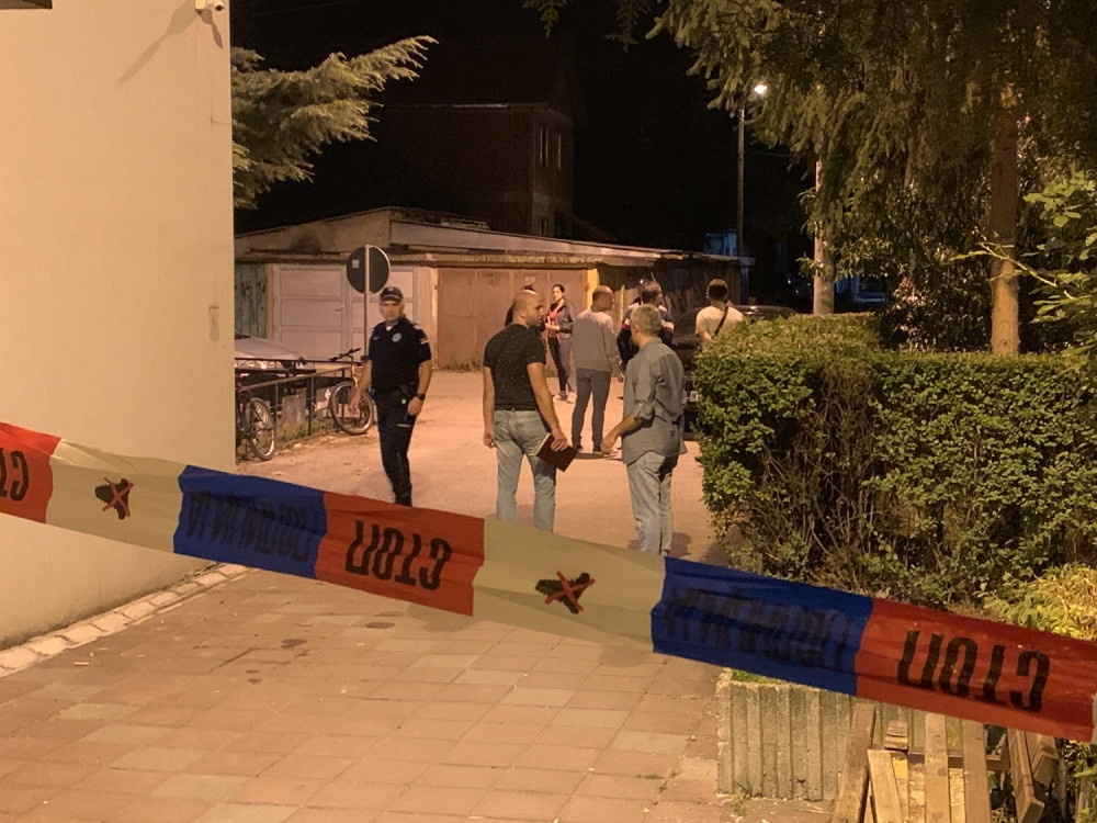 Na muškarca ispred teretane sasuli osam hitaca