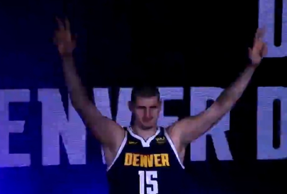 Jokić podigao TRI PRSTA pa najavio novu sezonu Denvera, Amerikancima nije bilo jasno a onda im je SRBIN sve objasnio! (VIDEO)