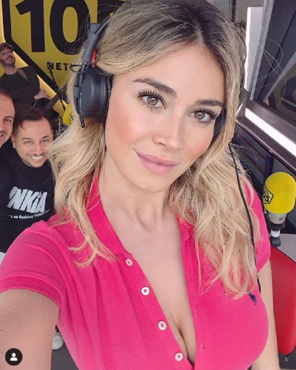 Na stadionu nastao totalni haos kad se pojavila atraktivna voditeljka! Na skandiranje navijača imala oštru reakciju! (VIDEO)