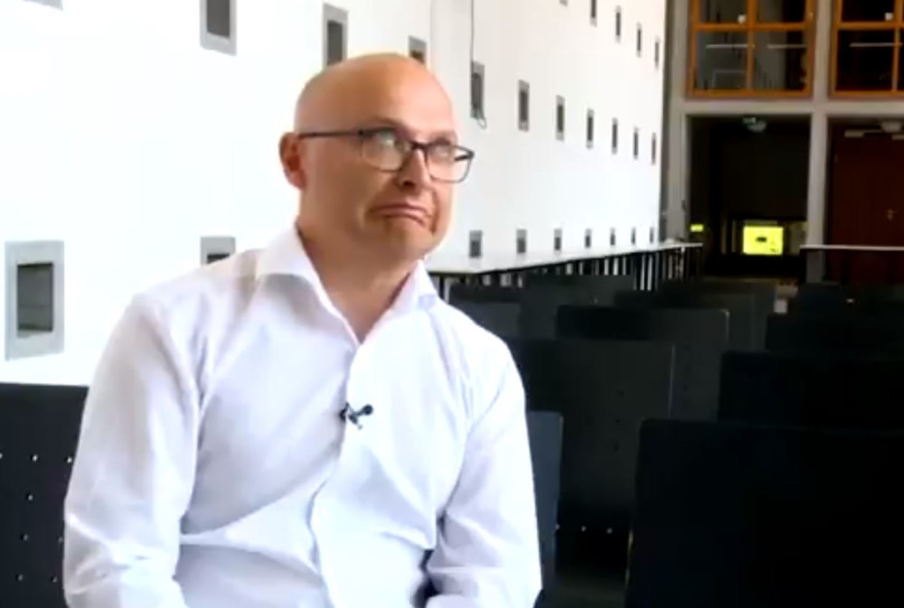 Gde i za koga zapravo radi ovaj čovek, kad predaje, ako ceo dan piše po Tviteru?!