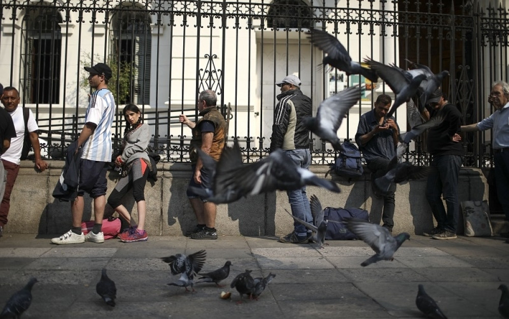 Umesto da ih pazi, pokupio devojke pa im dao bizaran savet!