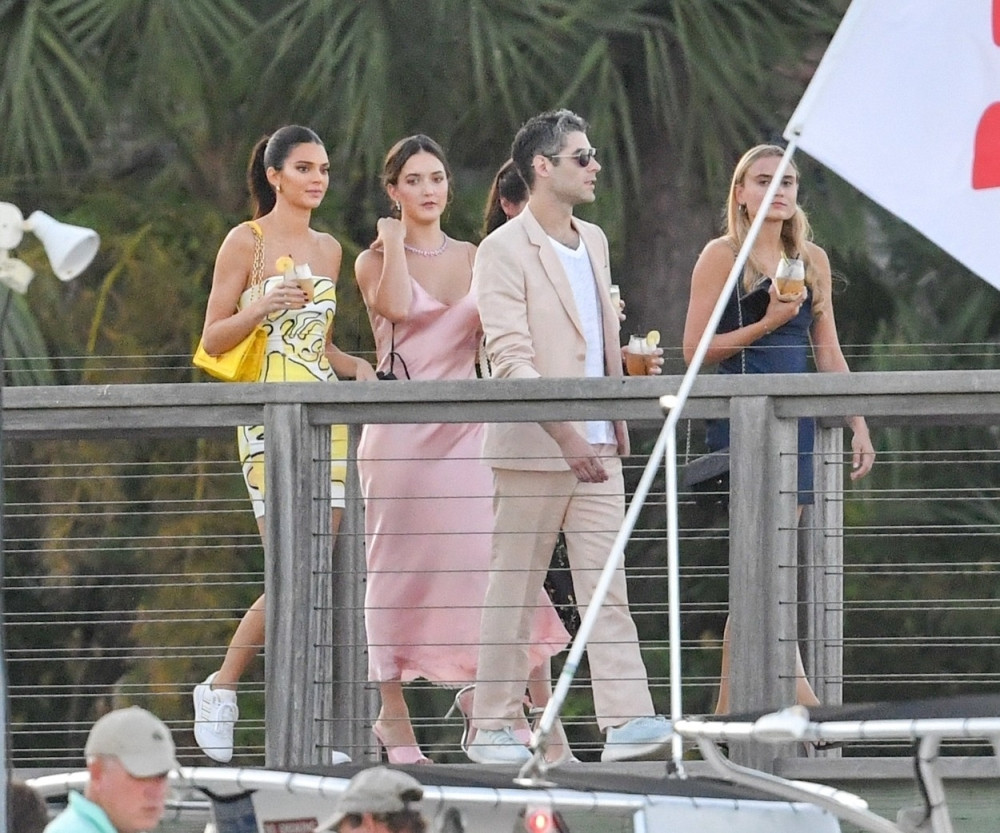 Džastin Biber oženio se*si manekenku! Svet bruji od onome šta je obukao na sopstvenoj svadbi!