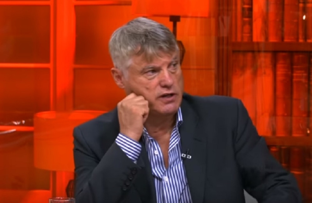 Ambasada Srbije obojena u crveno-bele boje!