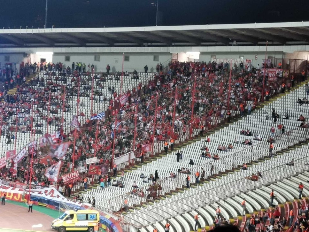 Opet je glavna atrakcija, Grci stoje u redu da se slikaju sa njim! (FOTO)