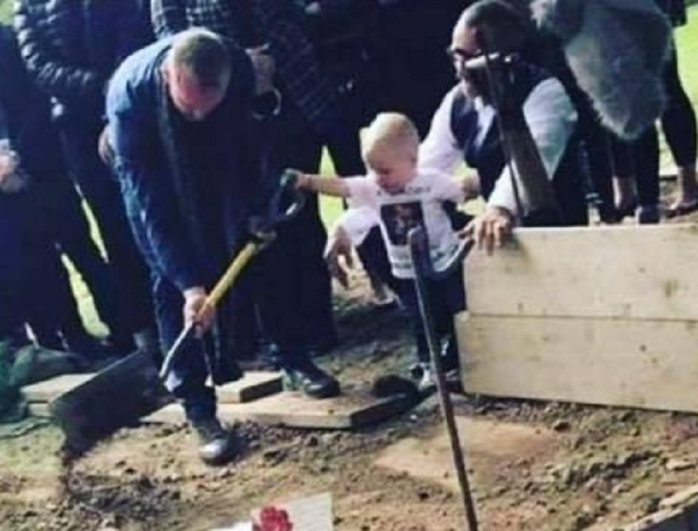 Sin od godinu i po sahranjuje svog tatu. Majka se davi u suzama: Kako da mu kažem da više neće videti oca? (FOTO)