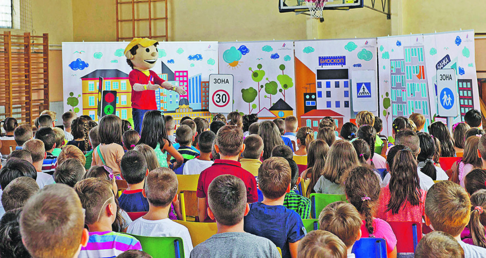 Organizuju potpisivanje peticije, u školu upisano 11 odeljenja prvaka! (FOTO)
