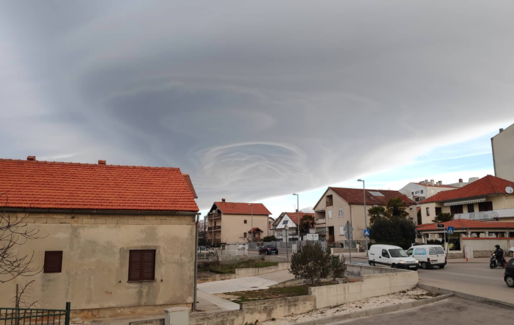 Hiljade munja i 50 litara kiše po metru kvadratnom za samo dva sata! (FOTO/VIDEO SA LICA MESTA)