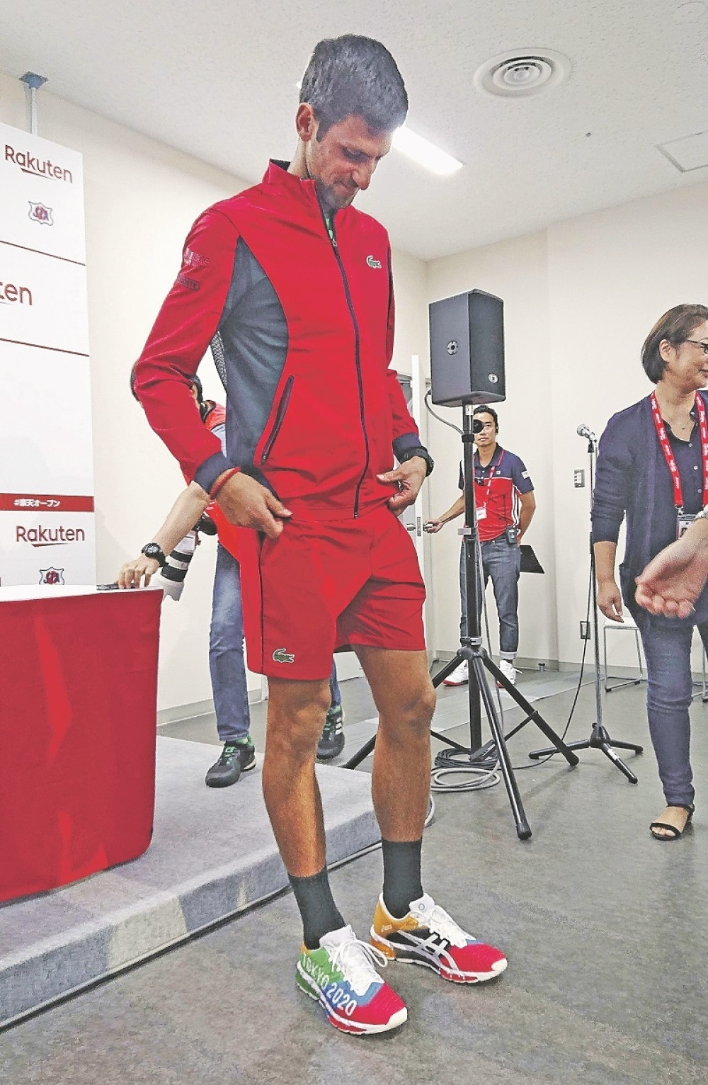 Kada su videli šta ima na nogama, pali su u trans! Ima veze sa Srbijom (FOTO)