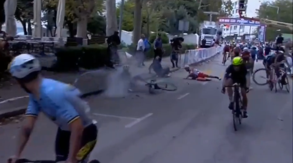 Pokušao da pretrči ulicu pa izazvao incident! Bilo posla i za hitnu pomoć (VIDEO)