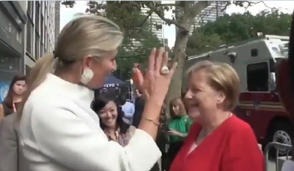 Snimak Merkelove obilazi planetu! "Spontano" proćaskala s drugaricom, reči joj se obile o glavu (VIDEO)