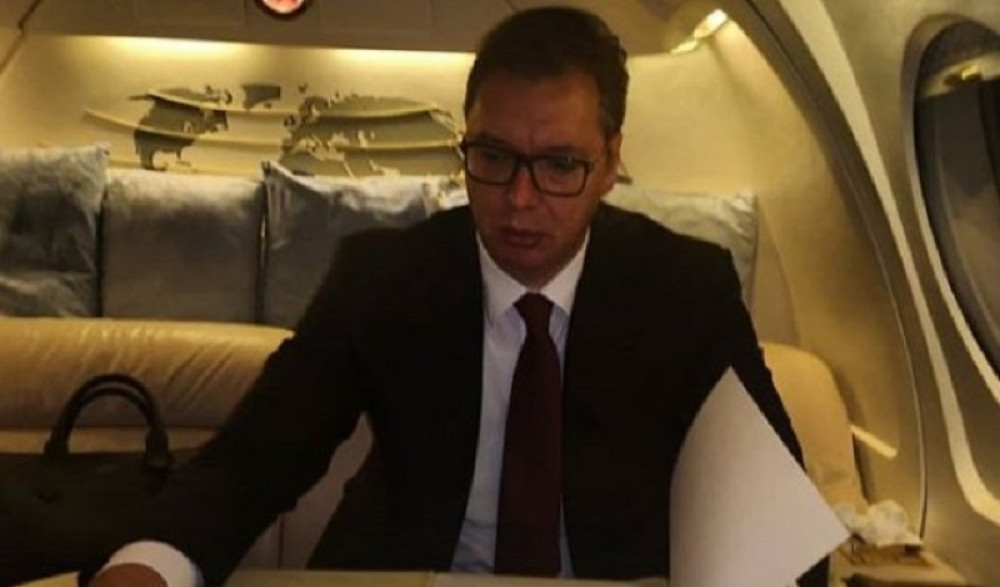 Pogledajte šta radi predsednik Srbije u avionu! (FOTO)