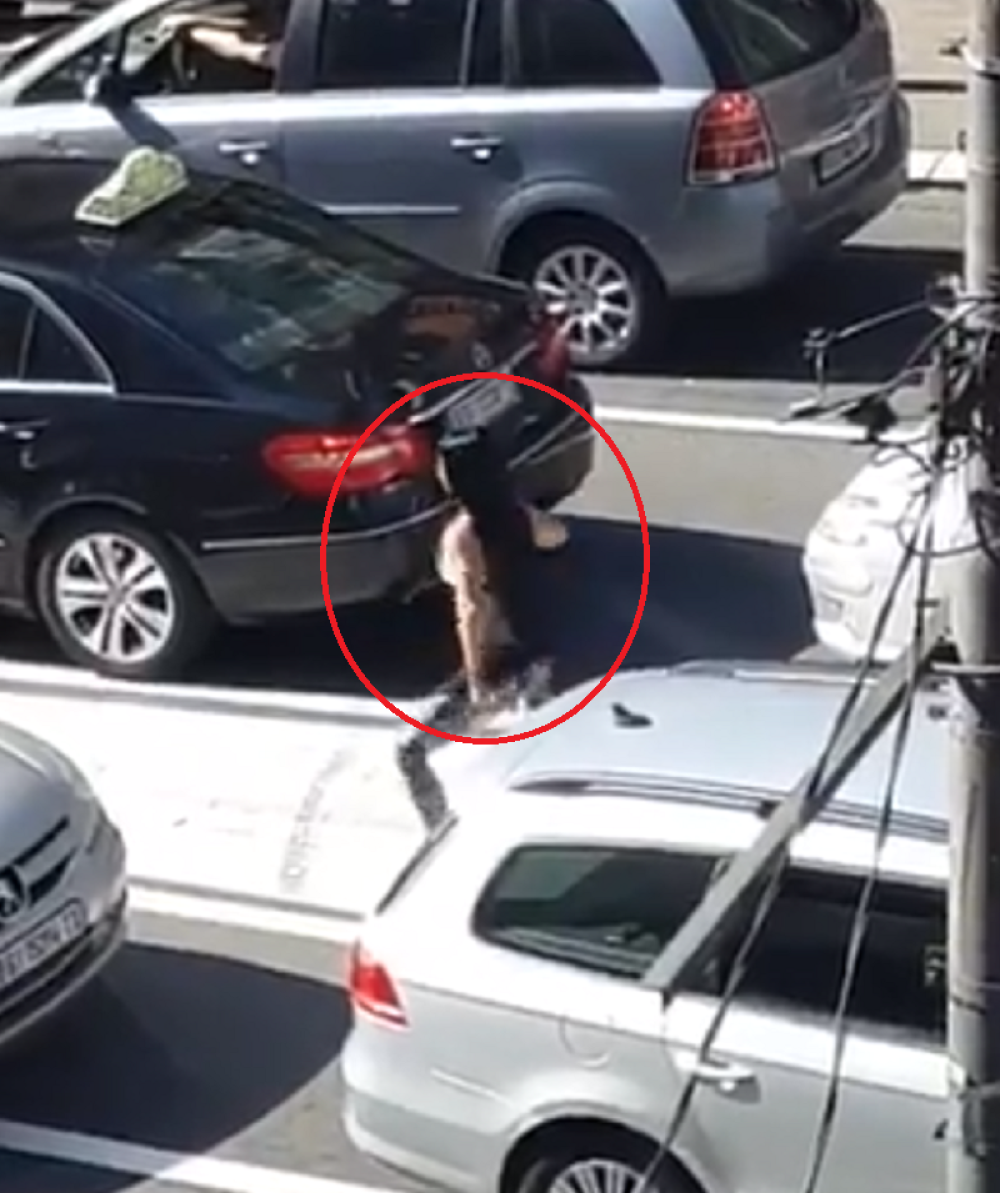 Vrtela guzom u preuskim helankama! Blokiran saobraćaj (VIDEO)