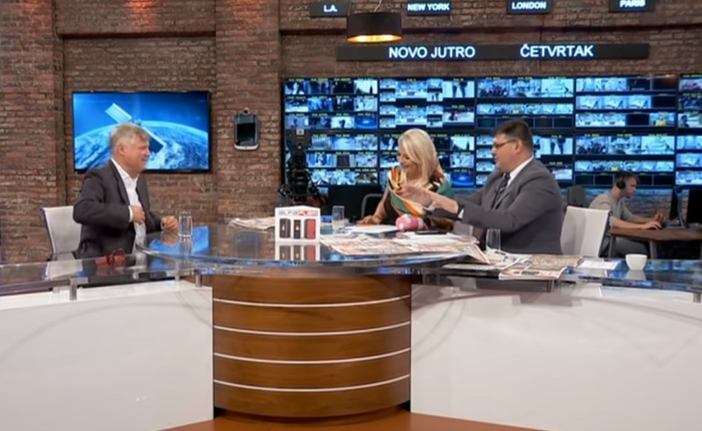 Pojavio se na Pinku poslednji put i otkrio svoje namere. Voditelj se stresao i viknuo: Samo učini to pred ulazak u avion!