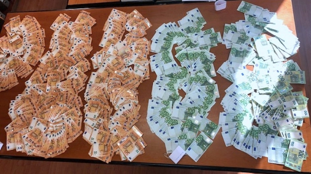 Na najsmešniji način pokušao da prošvercuje pare i mislio da neće biti uhvaćen!