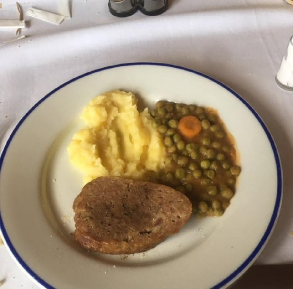 Majka ćerki platila ekskurziju 8.000 dinara! Kad je videla sliku šta jedu pobesnela je!