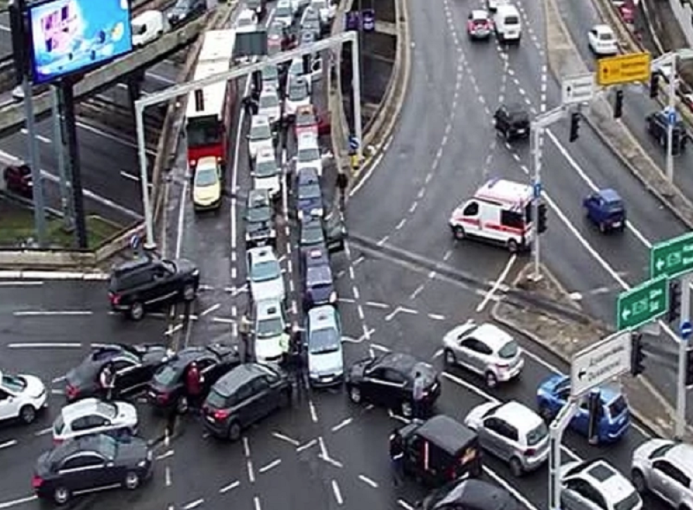 Izbio opšti haos na Autokomandi! Vozači izlazili iz automobila, sevale pesnice!