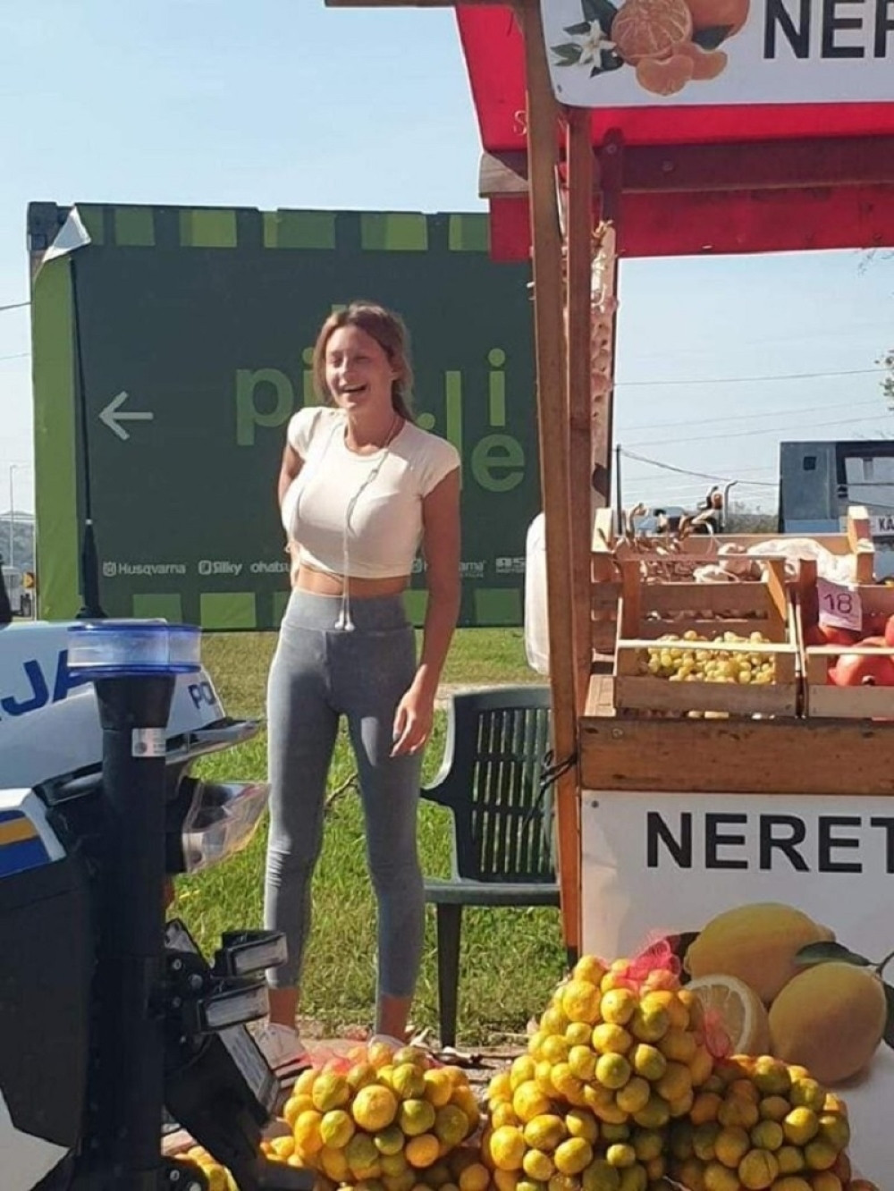 Ko je fatalna Kristina bujnih grudih koja proda 300 kilograma voća dnevno?! Ceo Balkan na kolenima zbog ove žene!