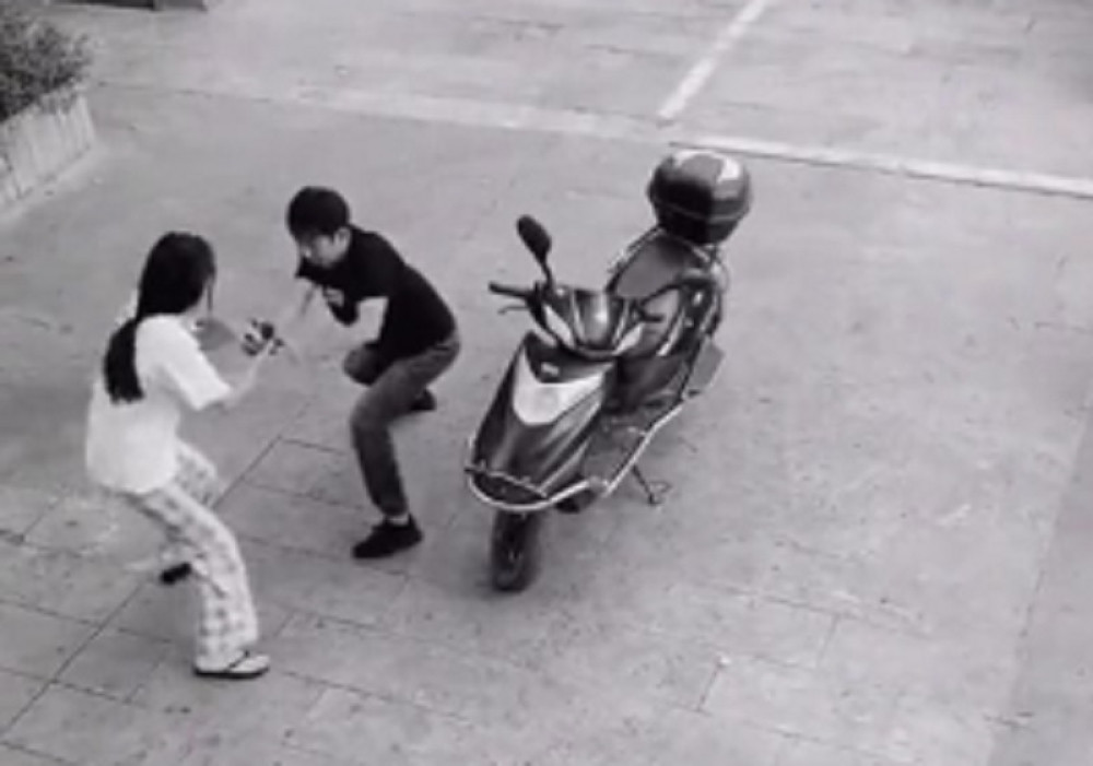 Počela da se otima, a onda je usledio totalni obrt! Pokazala mu svoga boga (VIDEO)