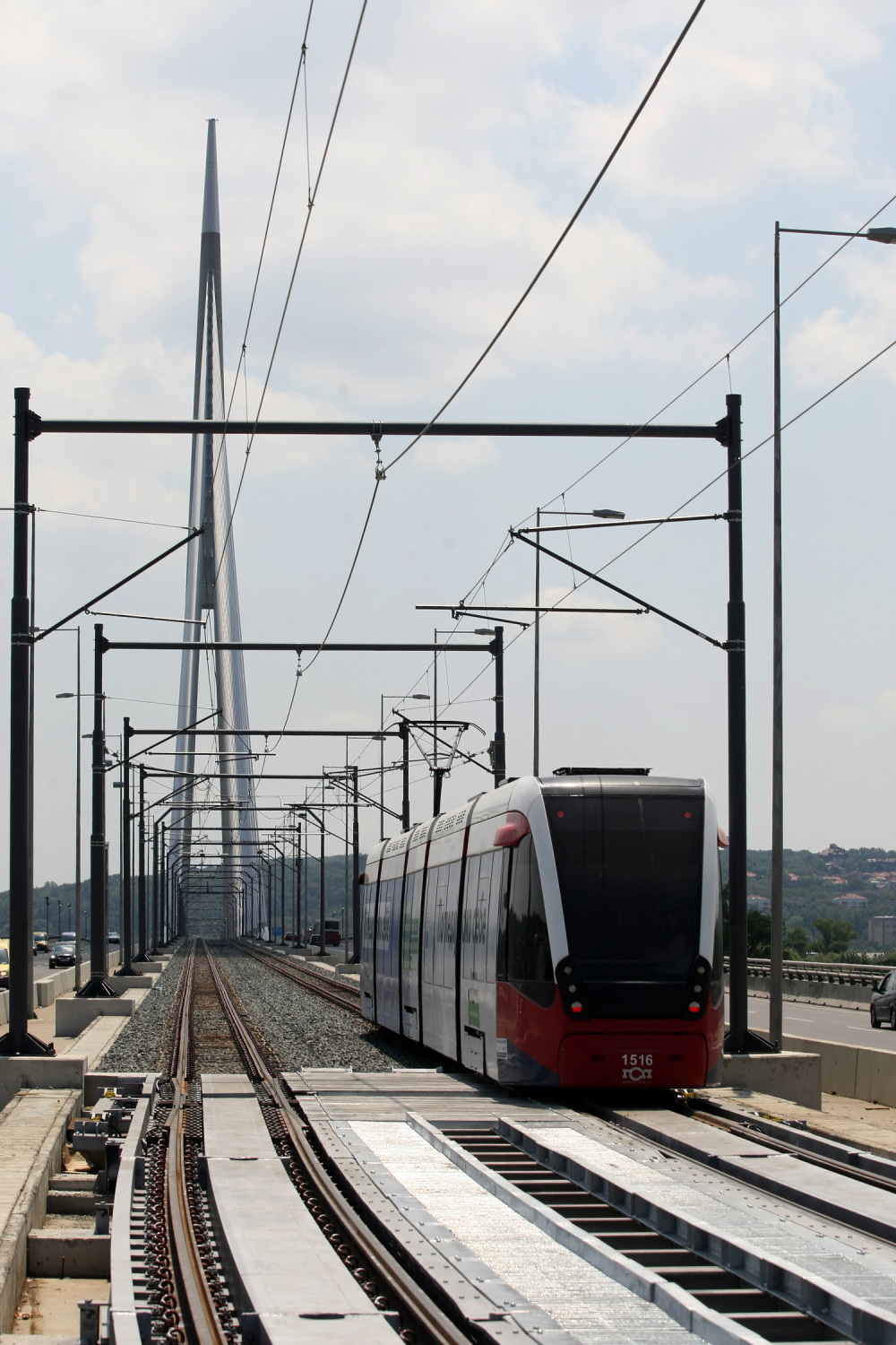 Stoje tramvaji, službe pokušavaju da ga skinu sa šina!