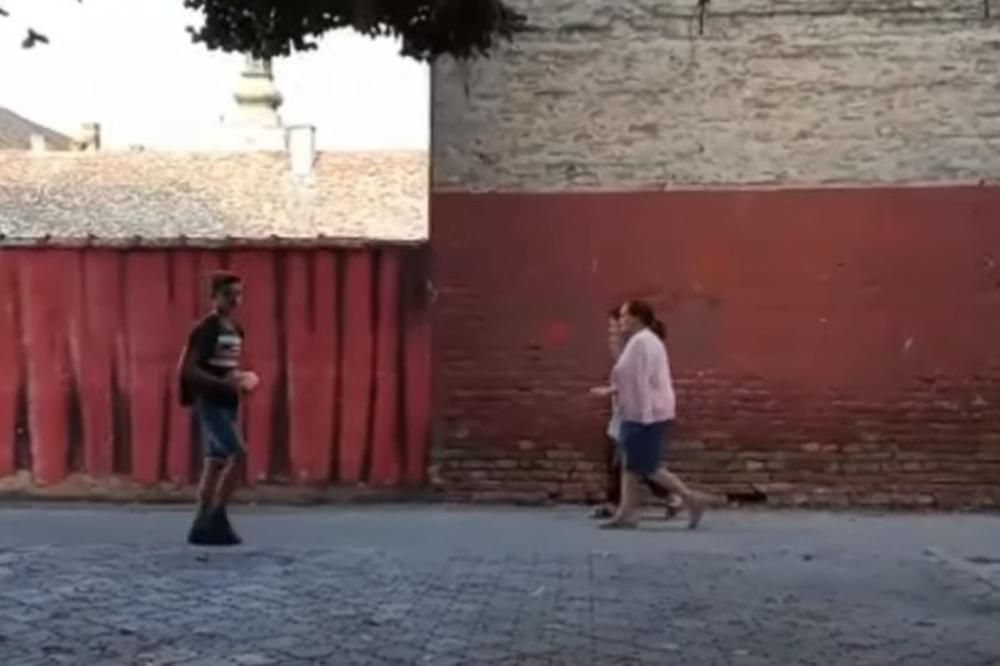 Ovo je otišlo predaleko! Klinac napunio balone vodom, pa gađao ljude po Staroj Pazovi, kada vidite zbog čega pobesnećete! (VIDEO)