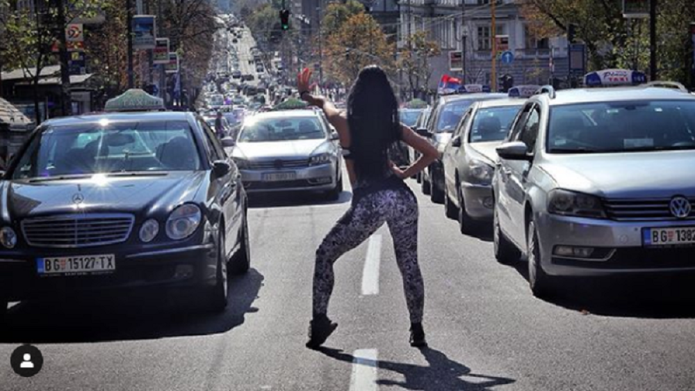 Ovo je devojka koja je opasno dobro vrtela guzom u centru grada!