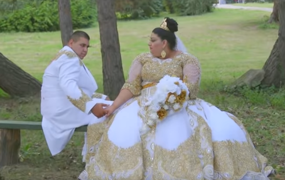 Sve šljašti od zlata! Kičerica na izvol'te! Evri pljušte kao kiša! Mlada i mladoženja poput pokretnih trezora! (VIDEO)