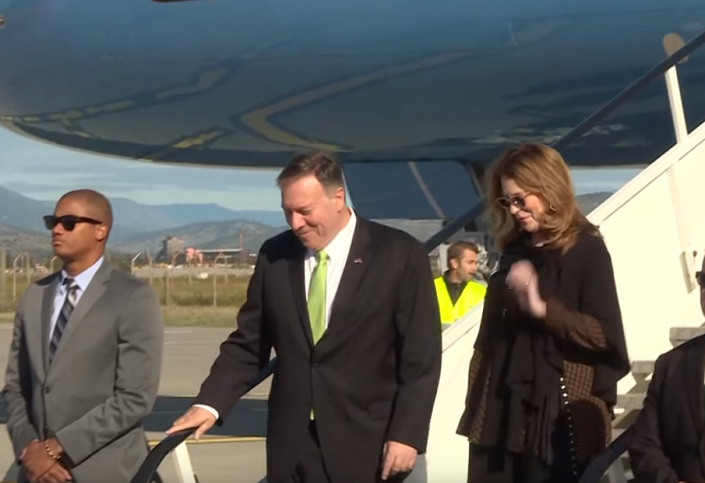 Izašao iz aviona, a na aerodromu ni Đukanovića, ni Markovića! (VIDEO)
