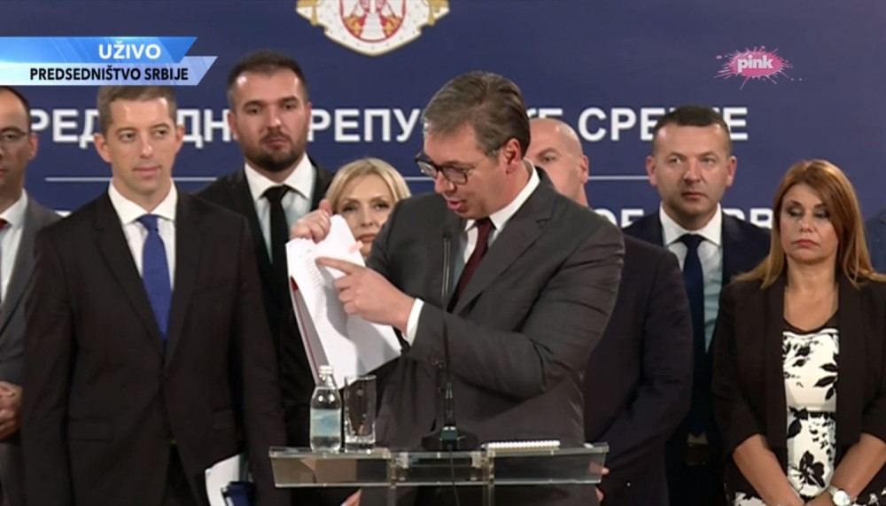 Predsednik Vučić usred obraćanja, izvukao dokumenta na albanskom, razotkrio sve! Pod rednim brojem tri... Evo ko je to učinio!