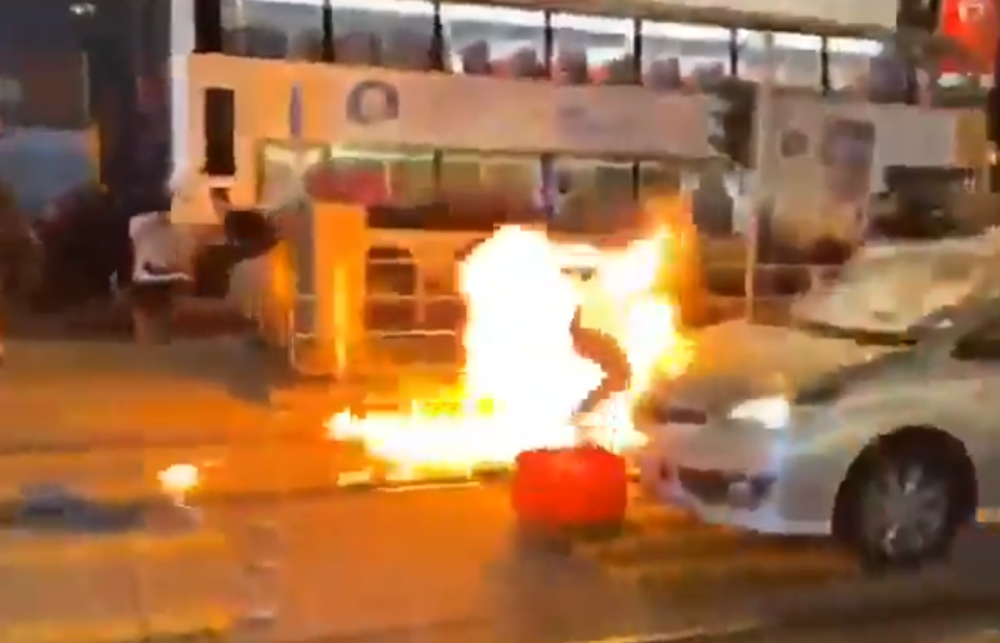 Najpre su ga pretukli motkama, a onda zapalili! Dok je goreo oko njega skakali kao zveri! (VIDEO)