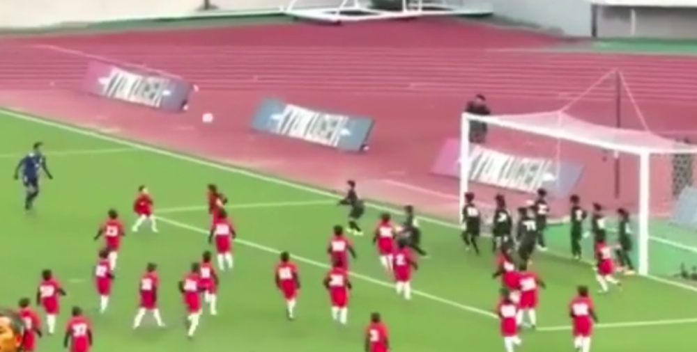 Trojica profesionalca protiv stotinu klinaca, ko će pobediti u ovom okršaju? (VIDEO)