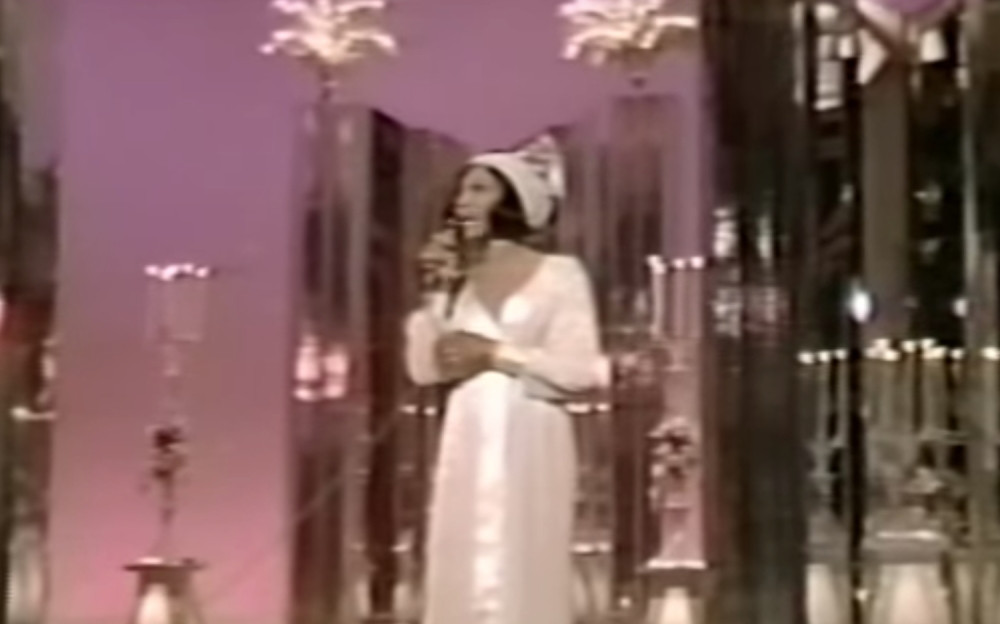 Preminula slavna glumica i pevačica, telo pronađeno u stanu!