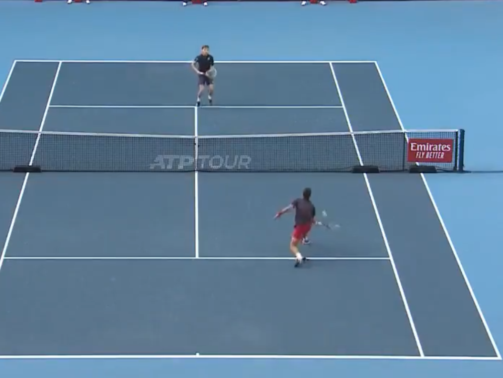 Novak kao živi zid, Gofan ga "šetao" sa jedne na drugu stranu terena, a onda Srbin izveo čaroliju za TV špice! (VIDEO)