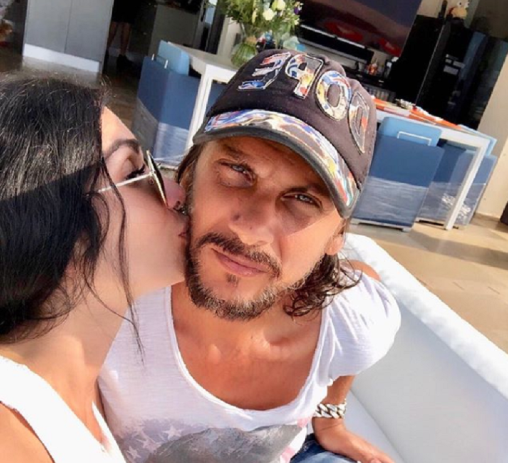 Nova devojka Džunior Džeka uhvaćena u zagrljaju starijeg bogatog biznismena, ali i srpskog političara!