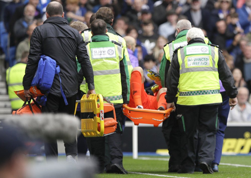 Golman Totenhema na nosilima napustio teren dok su navijači u neverici posmatrali njegove jauke! (FOTO/VIDEO)