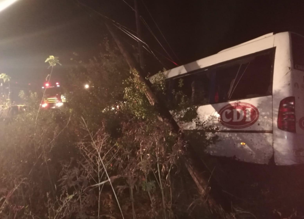 Sudar minibusa i kamiona na magistrali! Vozila od siline udarca uletela u šumu! (FOTO)