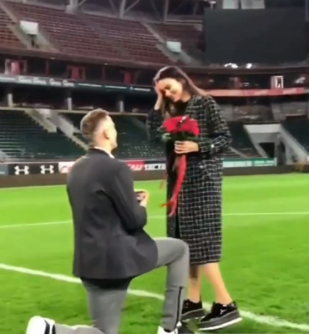 Veliki Partizanovac zaprosio devojku nasred terena svog kluba na veoma spektakularan način! (VIDEO)