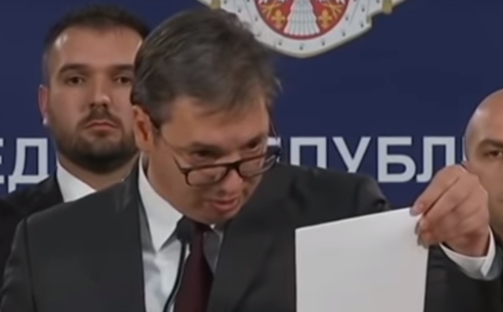 Vučić čitao na albanskom jeziku, a onda se našalio sa njihovim novinarom! Video postao viralni hit!