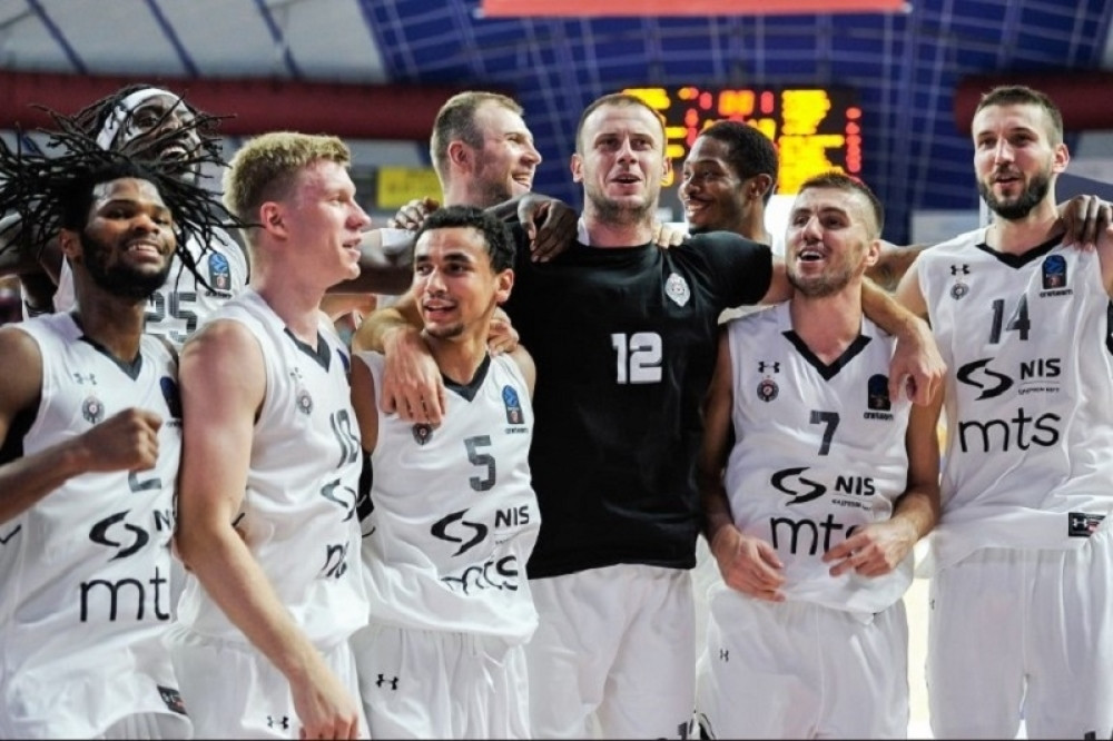 Pogodio tešku trojku, pa napravio "glup" faul! Promašili dva šuta za pobedu!