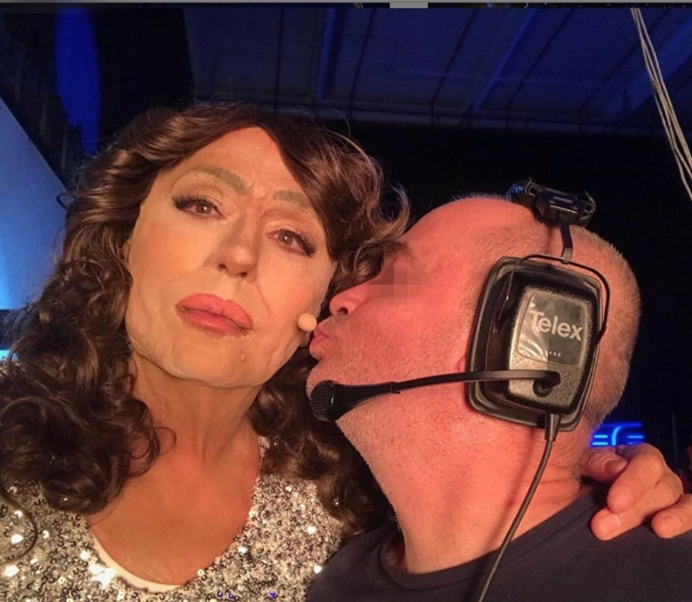 Poznatog pevača razapeli, bolje da nikada ne vidi ove komentare! Čak ga uporedili sa čuvenom proročicom! (FOTO)